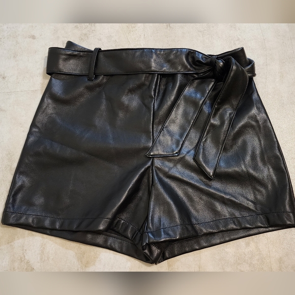 Faux leather short - Picture 1 of 3